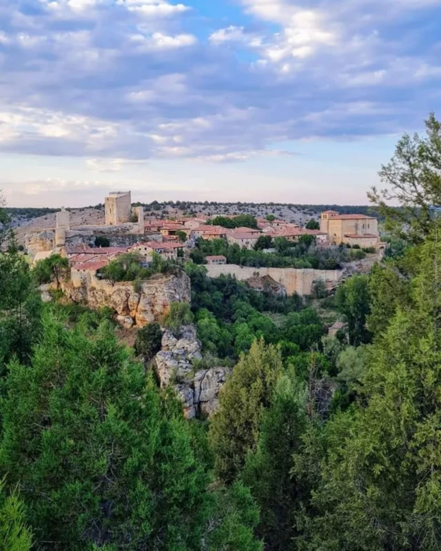 ¡Nadie discutirá que es el pueblo más bonito de Soria!
 𝗖𝗮𝗹𝗮𝘁𝗮ñ𝗮𝘇𝗼𝗿 es el lugar imprescindible cuando visitas la provincia por primera vez. Te encantará tanto que probablemente cada vez que regreses sientas la necesidad de volver  pasear por sus calles.
#calatañazor #Soria #soriaestademoda #pueblosqueenamoran #pueblomedieval #elcidcampeador #almanzor #cyl #cylesvida #spain #España #visitspain #elcielodemuriel