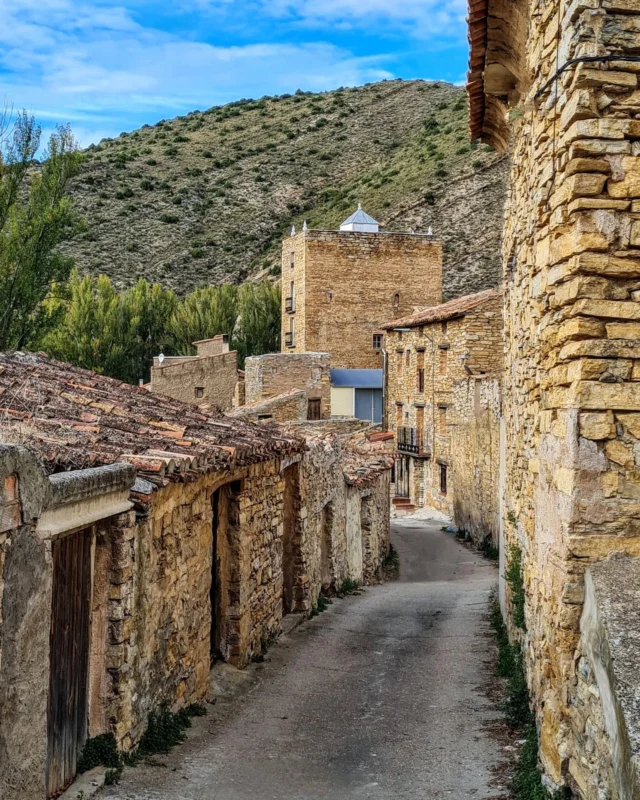 Situado entre sierras a orillas del río Alhama, casi en el límite provincial, Cigudosa es el municipio situado a menor altitud de toda la provincia de Soria, 732 metros.

Una construcción destaca sobre el resto en cuanto avistamos Cigudosa, se trata de una torre de origen incierto, aunque algunos la creen de origen musulmán. Actualmente, reformada, es una vivienda particular.
Otros monumentos de interés son su Puente Romano y la Iglesia de San Pedro Apostol.
Ya por último nombraros su patrimonio natural:
• Mirador del Alto de la Solana
• Fuente de El Brocal
• Merendero del nogal
• Discurre el río Alhama
• Red Natura 2000: en su término se encuentra el Lugar de Interés Comunitario conocido como Cigudosa-San Felices.