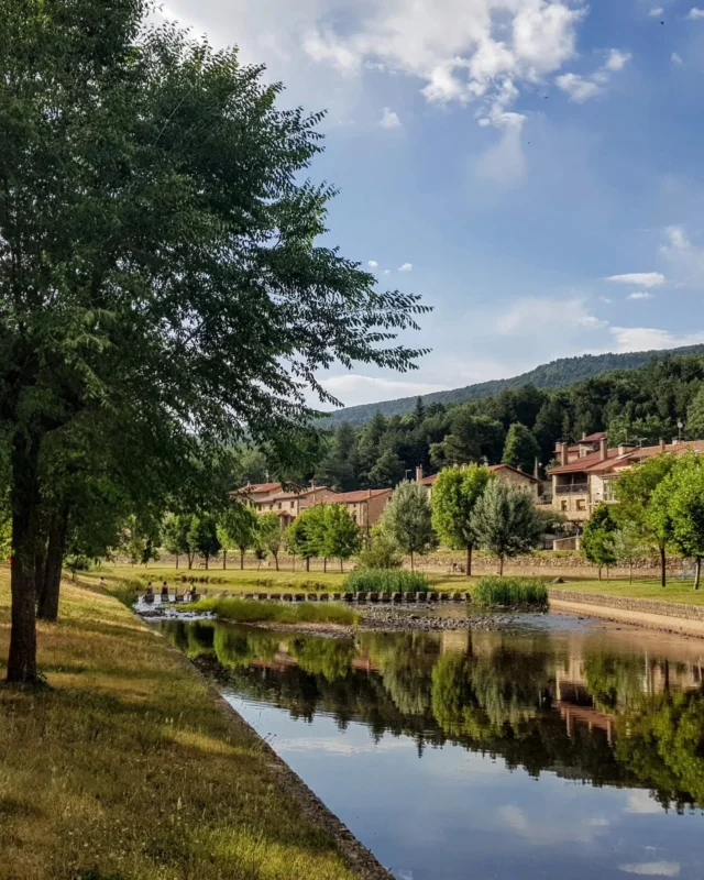 ¡Salduero quedara en tu retina!
En los primeros kilómetros de vida del Río Duero visitamos el coqueto pueblo de #Salduero. Las márgenes de este río nos dejan un paisaje idílico que nos llena de paz y energía.
📸@rocioguijo 

#salduero #soria #rioduero #Soriaestademoda #cylesvida #castillayleon #cyl #spain