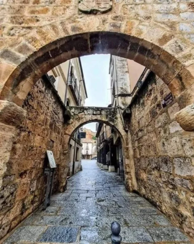 ¡Por la puerta grande a San Esteban de Gormaz!
Localidad junto al Duero con un románico de primera y un casco antiguo de corte medieval, entre otros muchos atractivos.
📸 @rocioguijo

#sanestebandegormaz #soria #viajar #travel #vacaciones #turismo #tourisme #tourism #castillayleon