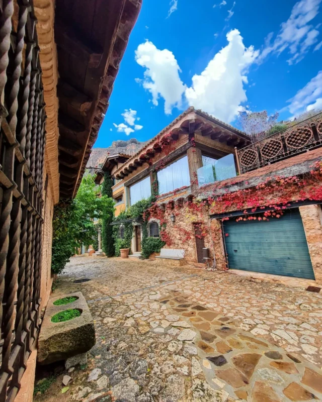 ¡Enamórate de cada rincón de SOMAÉN!
Es una belleza el enclave y y una lindezas el pasear por sus armoniosas calles.
#Soriaestademoda #somaen #cylesvida #castillayleon #pueblosconencanto #pueblosdeespaña #spain #spagne #España #relax