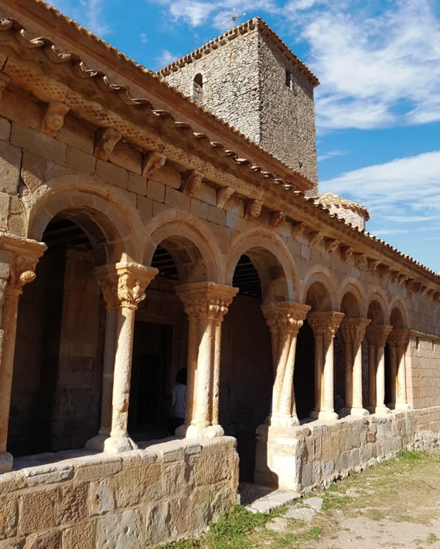 Largo tiempo llevamos sin visitar la iglesia de San Pedro de Caracena, con esa galería porticada del siglo XII y su particular columna torsionada. La encontrarás en la parte alta de la villa, de camino al castillo.

#caracena #sanpedro #romanico #soria #soriaestademoda #turismo