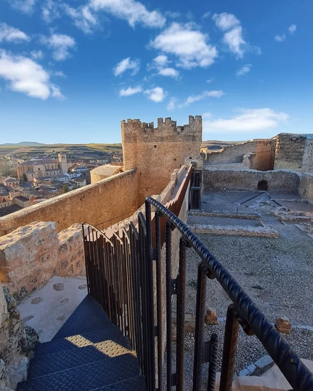 ¡Estamos de enhorabuena!
Berlanga de Duero ya es oficialmente uno de los Pueblos Más Bonitos de España 💯
📸 @rocioguijo

#berlangadeduero #soria #soriaestademoda #turismo #españa #castillayleon #patrimonio @lospueblosmbe