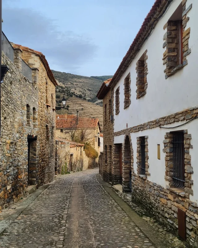 Yanguas, un pueblo conservado al detalle. Seguro que ya te estás imaginando paseando por las calles empedradas de uno de "Los Pueblos más Bonitos de España"
📸@rocioguijo 
#yanguas @lospueblosmbe #Soria #spain #cylesvida #cyl #castillayleon #lospueblosmasbonitosdeespaña #soriaestademoda #travel #vacaciones #pueblosconencanto #pueblosdesoria