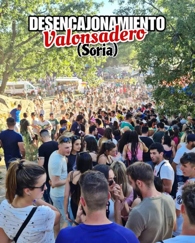 ¡Os esperamos hoy en el DESENCAJONAMIENTO!
De todos los festejos previos a las Fiestas de San Juan que se celebran, el Desencajonamiento es el más reciente. Hasta no hace muchos años, los toros se traían a los corrales de Valonsadero un día entre semana que se guardaba casi en secreto. Fue en el año 2003 cuando, debido al importante número de público asistente a llegada de los toros a Cañada Honda, el Ayuntamiento de Soria, gobernado por Eloísa Álvarez, se decidió trasladar este acto al sábado anterior al Lavalenguas. El 31 de mayo de ese año, el calendario festivo sanjuanero contaba con un festejo más.

Hoy día, ya es un festejo sanjuanero más, no importa que su tradición sea breve en el tiempo, los sorianos lo hemos acogido con ganas. Un día más de fiesta, primer día de chiringuitos de las peñas y un bonito momento ver por primera vez los toros de San Juan.

Próximas fechas:
7 Junio -LAVALENGUAS

15 Junio - LA COMPRA

25 al 30 de Junio - SAN JUANES