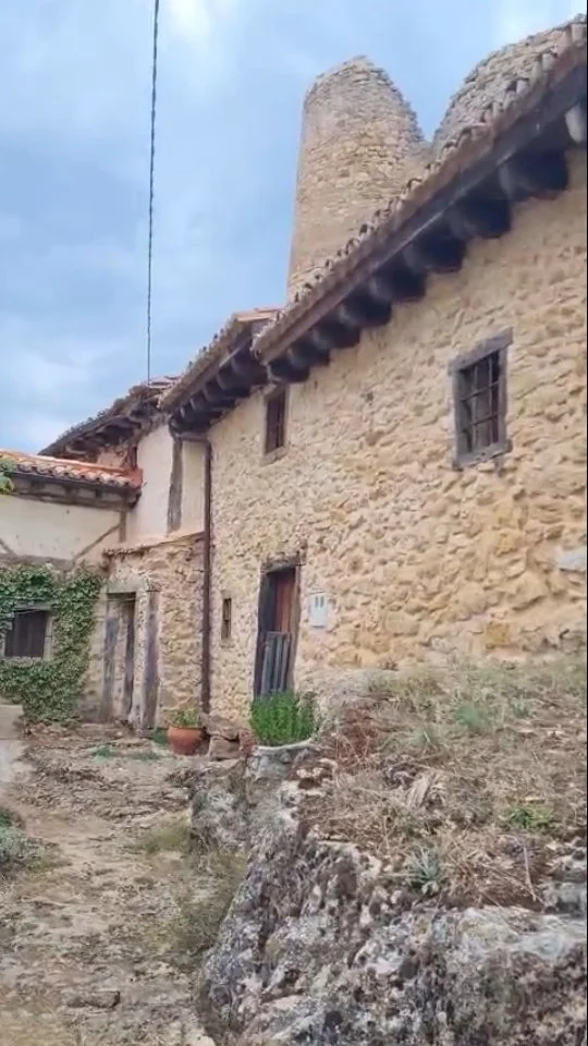 ¿Aún no has descubierto esos rincones llenos de encanto que te esperan a los pies del castillo de Calatañazor?
No tiene ningún desperdicio esta villa medieval.

#calatañazor #medieval #soria #soriaestademoda #turismo #españa
