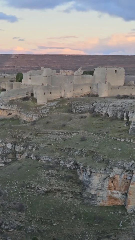 ¡Un #castillo digno de #JuegodeTronos!
¿Sabéis de donde se trata?
#soria #castillayleon #Spain #España #Turismo #castellano #castlesoftheworld #castillos #castillosdeespaña