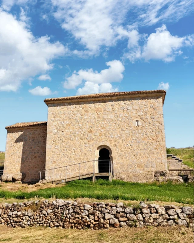 ¡Imposible imaginar la gran sorpresa que te espera al entrar en la ermita de San Baudelio!
Su exterior es tan sobrio y discreto que contrasta con la ornamentación interior.
📸 @sandra13guijosa

#sanbaudelio #ermita #soria #soriaestademoda #turismo #españa #castillayleon #patrimonio