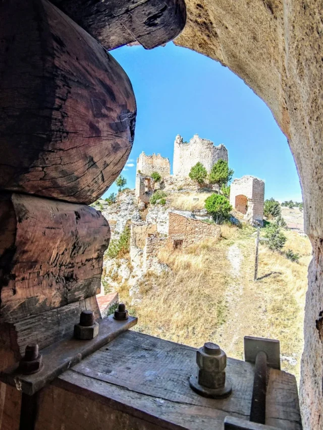 ¡Castillejo de Robledo, una de las poblaciones con más sabor #medieval de Soria!

Www.soriaestademoda.org
Se ubica en la esquina oeste de la provincia, a escasa distancia de los límites provinciales de Segovia (Maderuelo está a 11 kilómetros por carretera) y de Burgos (La Vid se encuentra a muy poca distancia en línea recta, en dirección al norte).
 En la actualidad su población apenas alcanza los 200 habitantes, aunque el turismo cultural y enológico (vino con denominación de Ribera de Duero) ha dado una cierta vitalidad y habilitado algunos establecimientos hosteleros en la localidad. Además, esta zona es muy rica desde el punto de vista cinegético (es abundante la caza menor y los jabalíes) y cuenta con una Escuela de Caza y Prácticas Cinegéticas.
 Situada en un pequeño valle entre roquedos calizos de gran belleza, es lugar legendariamente conocido por que el Cantar del Mío Cid sitúa aquí la "Afrenta de Corpes", donde las hijas del Cid fueron ultrajadas por los Condes de Carrión. Este hecho más legendario que histórico se suele ubicar en un paraje cercano de la población junto a una fuerte próxima a la ermita de de la Concepción del Monte.
Mas información fuente: http://www.arteguias.com/soria/castillejoderobledo.htm
#castillayleon #castillejoderobledo #riberadelduero #soria #soriaestademoda #cylesvida #pueblosconencanto #totalcastillayleon #todo_castillayleon #spain #españa