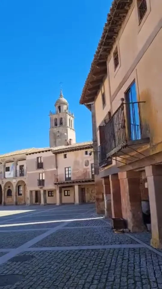 ¡Sorpresa de plaza!
Medinaceli es todo un conjunto patrimonial que descubrir, no sólo por su arco romano, sino por la colegiata, su alhóndiga, mosaicos...

#medinaceli #soria #soriaestademoda #turismo @lospueblosmbe