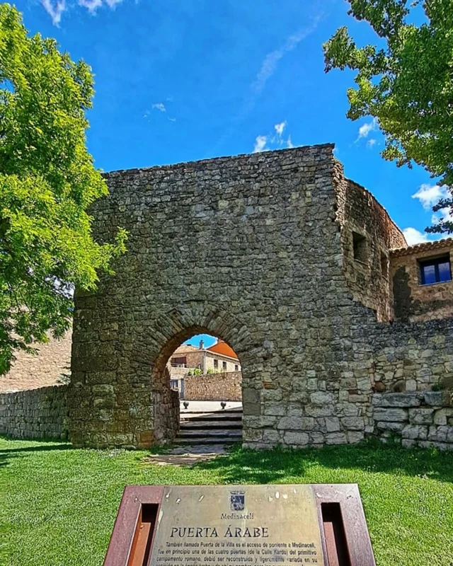 ¿Sabías que la Puerta Árabe de Medinaceli en realidad es de origen romano?
También es conocida como Puerta de la Villa y ha sido reformada numerosas veces a lo largo de los siglos.

#medinaceli #puertadelavilla #soria #soriaestademoda #turismo #españa #castillayleon #patrimonio