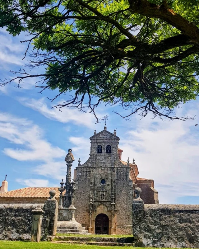 A las afueras de la capital soriana, junto al mirador de los Cuatro Vientos, te espera la ermita del Mirón.

#miron #ermita 
#soria #soriaestademoda #turismo #españa #castillayleon #patrimonio