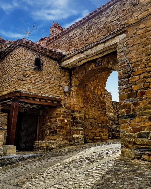 Esta es la Puerta del Río, uno de los accesos a uno de los Pueblos Más Bonitos de España como es Yanguas, al norte de Soria.

#yanguas #soria #soriaestademoda #turismo #españa #castillayleon #patrimonio @lospueblosmbe