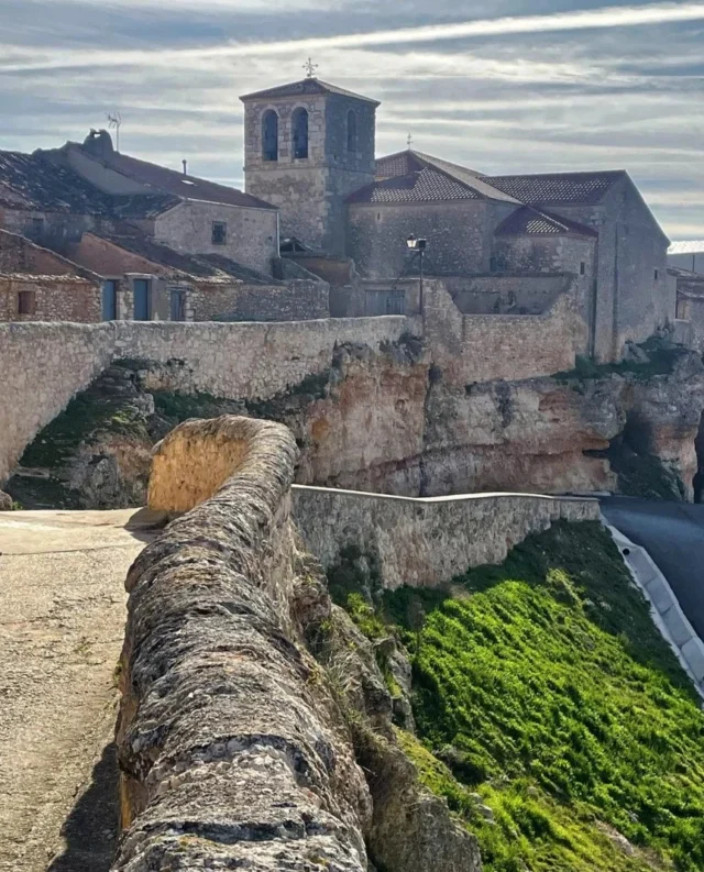 Atauta es, según aquellos que lo visitan por primera vez, una sorpresa de pueblo.
Así lo define @vinosymontes en esta fotografía 💯

#atauta #sanestebandegormaz #turismo #soria #riberaromanicoyvida #soriaestademoda #sorianitelaimaginas
