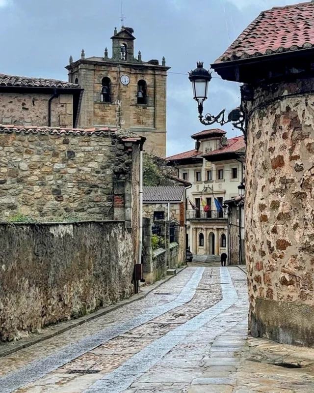 Hermosas piedras históricas vestidas de agua podemos observar estos días en nuestros paseos por la villa de Vinuesa.
📸 @mmorench
#vinuesa #soria #turismo
#vinuesaunaaventuradeleyenda #castillayleon #patrimonio @lospueblosmbe